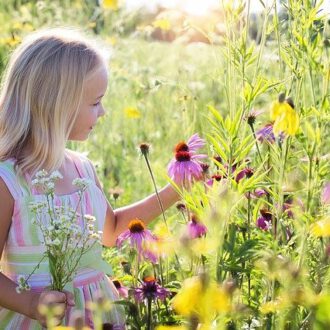 Dziewczynka zbierająca kwiaty