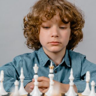 chłopiec gra w szachy