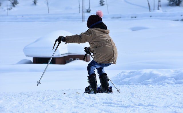 dziecko na nartach