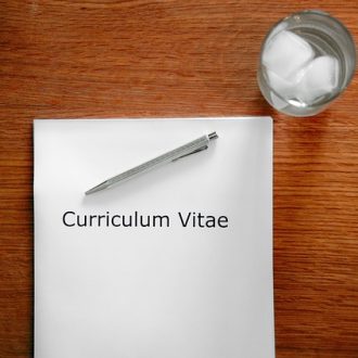 CV i szklanka na stole