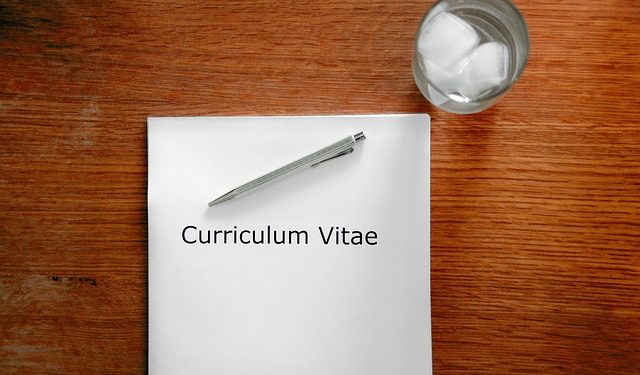 CV i szklanka na stole
