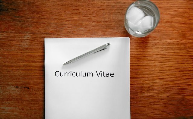 CV i szklanka na stole