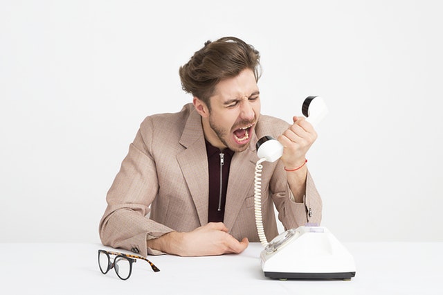 Człowiek krzyczący do telefonu