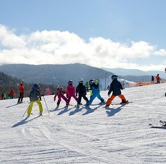 Dzieci jeżdżą na nartach