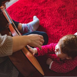 dziecko i mama z gitarą