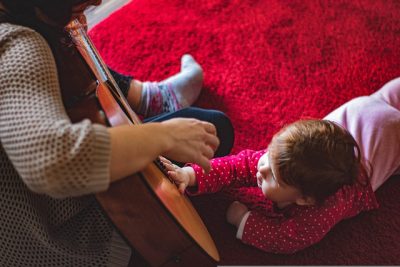 dziecko i mama z gitarą