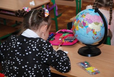 Dziewczynka podczas zajęć w szkole