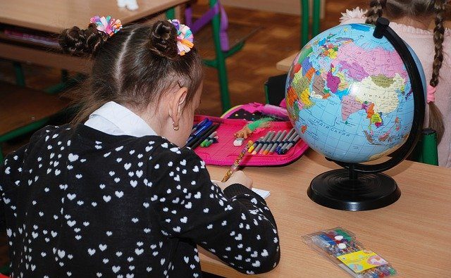 Dziewczynka podczas zajęć w szkole