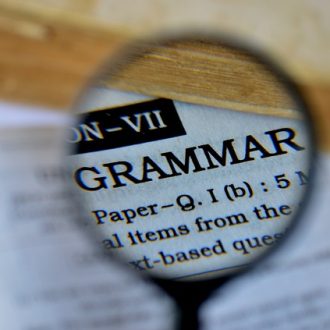 Zdjęcie hasła słownikowego "gramatyka" pod lupą