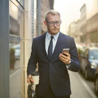 mężczyzna w garniturze z telefonem