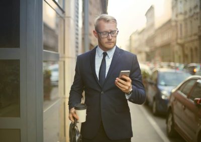 mężczyzna w garniturze z telefonem