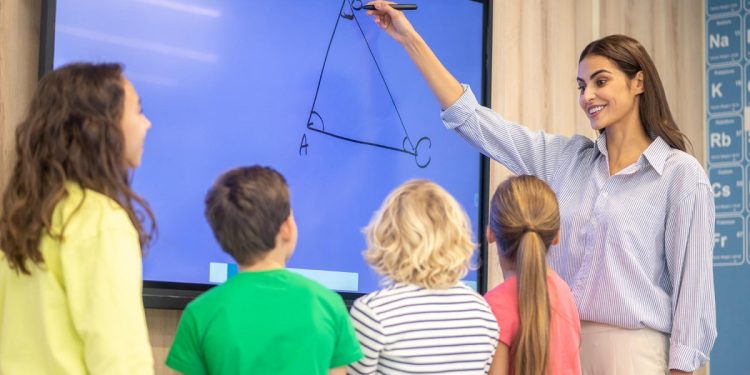 nauczycielka w szkole prywatnej prowadzi lekcję