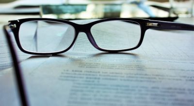 czarne okulary leżą na dokumentach