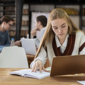 Studentka na zajęciach grupowych