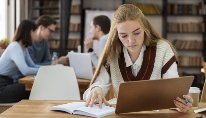 Studentka na zajęciach grupowych