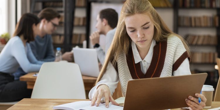 Studentka na zajęciach grupowych