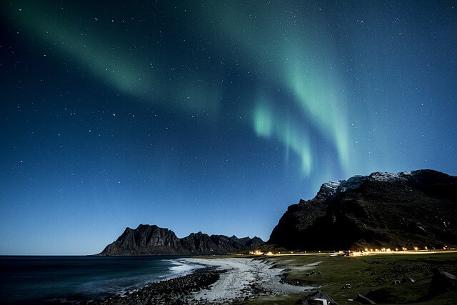 Zorza polarna nad Lofotami w Norwegii